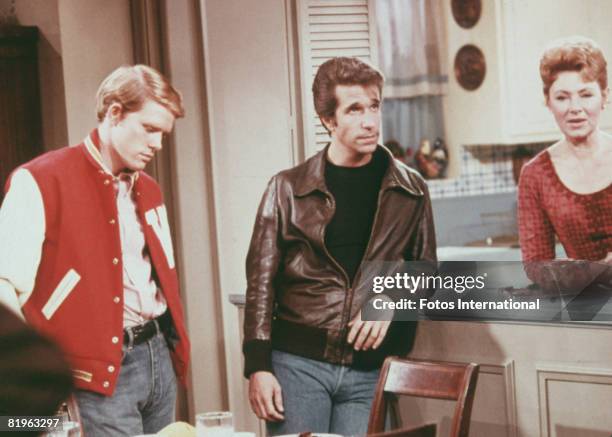 American actors Henry Winkler, as Arthur 'Fonzie' Fonzarelli, Ron Howard as Richie Cunningham, and Marion Ross as Marion Cunningham, in a scene from...