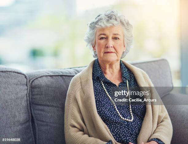 das älterwerden ist eine ernste angelegenheit - old woman sitting stock-fotos und bilder