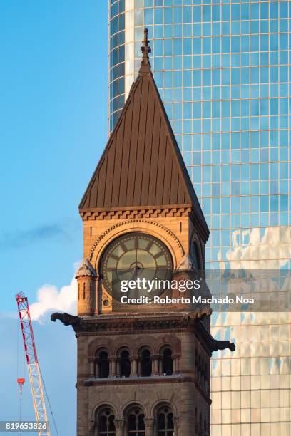toronto,canada: old city hall clock tower against modern glass wall building - altes rathaus toronto stock-fotos und bilder