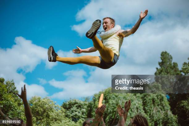 akrobaten führen in einem edinburgh street parade - theasis stock-fotos und bilder