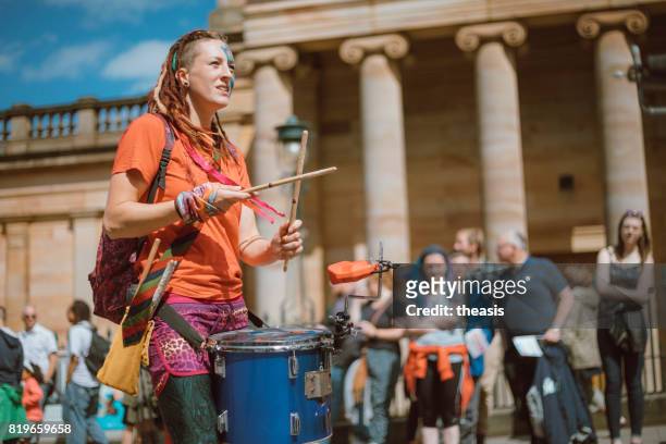drummers uitvoeren in een edinburgh street parade - theasis stockfoto's en -beelden
