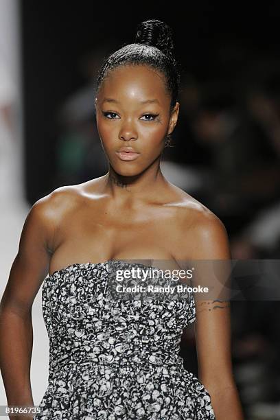 Olympus Fashion Week Spring 2005 Jeremy Scott Runway Photos and Premium
