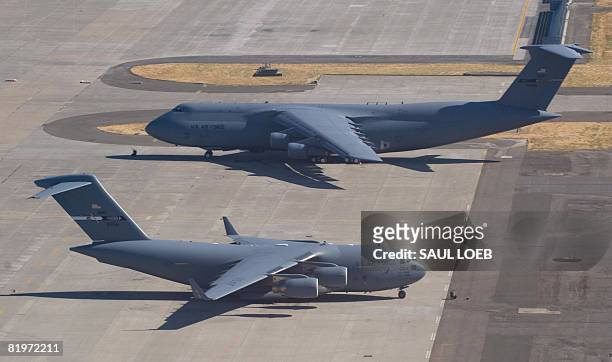 Air Force C-5 Galaxy and a C-17 Globemaster sit on the tarmac at Travis Air Force Base in Fairfield, California, on July 17, 2008. AFP PHOTO / SAUL...