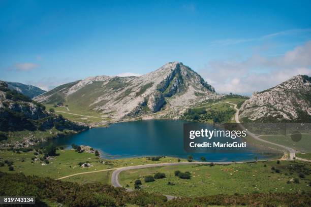 lago en picos de europa - picos de europa fotografías e imágenes de stock