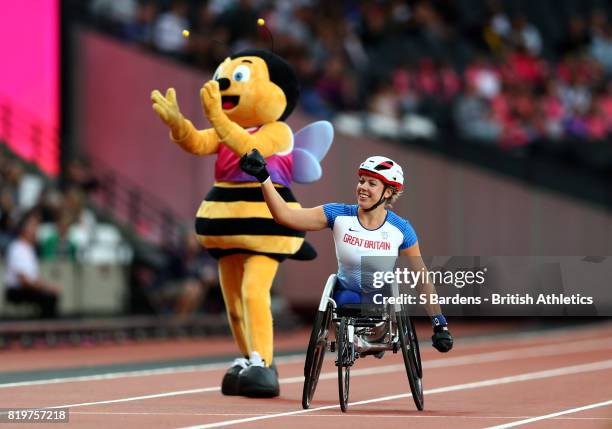 Hannah Cockroft of Great Britain celebrates winning the Women's 400m T34 during day seven of the IPC World ParaAthletics Championships 2017 at London...