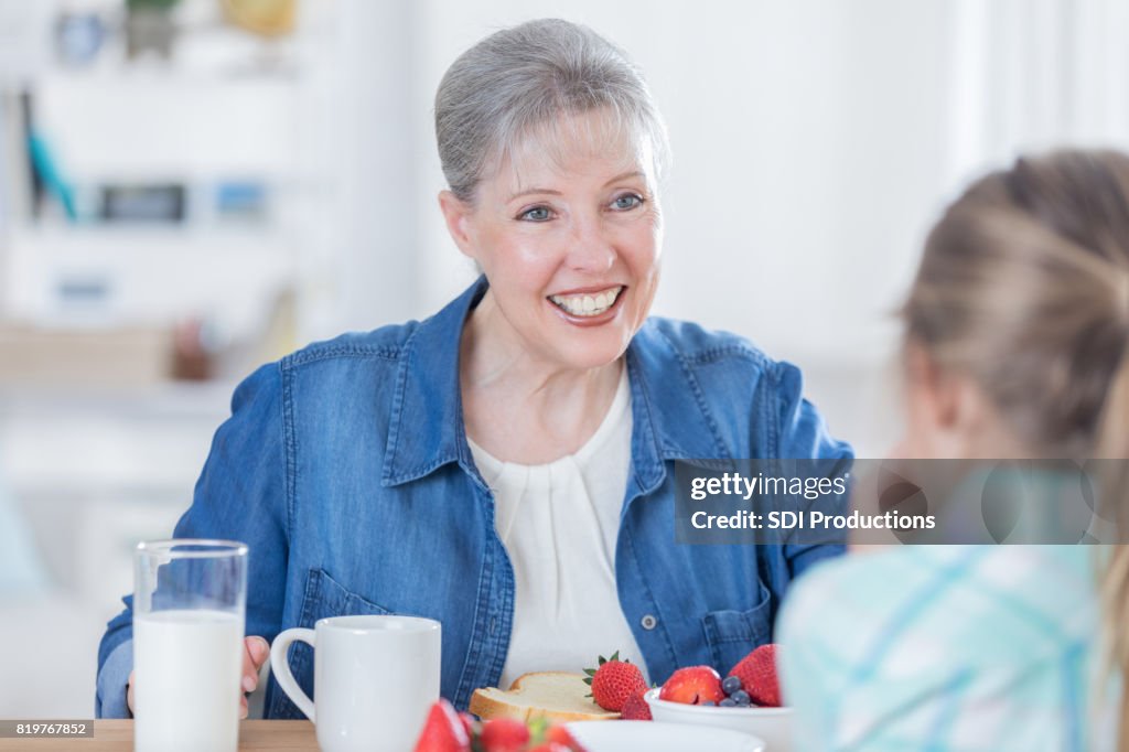 La nonna allegra pranza con la nipote