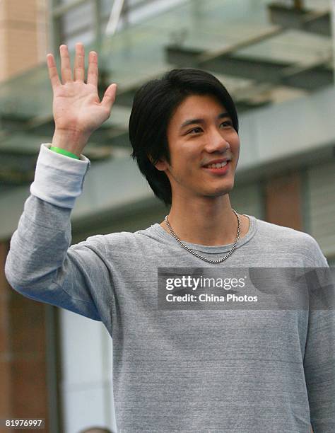Musician Wang Leehom waves to his fans during his "Against All Odds" roadshow on July 17, 2008 in Nanjing of Jiangsu Province, China.