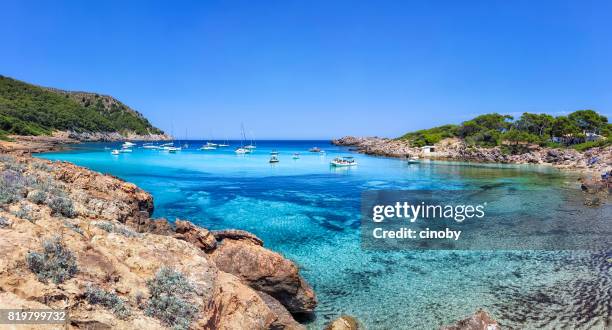 cala moltó una pequeña bahía en el nordeste de la isla de mallorca, baleares español / españa - borde del agua fotografías e imágenes de stock