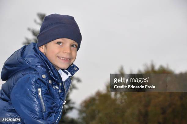 smiling young boy with missing front teeth - losing your virginity stock-fotos und bilder