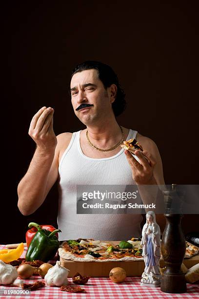 stereotypical italian man eating pizza and gesturing with hand - cultura italiana foto e immagini stock