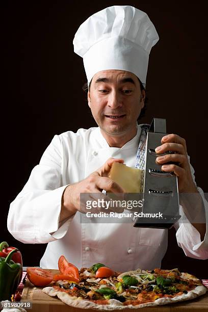 stereotypical chef - râpe à fromage photos et images de collection