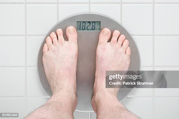 human feet standing on a scale - berlin weigh in stock-fotos und bilder