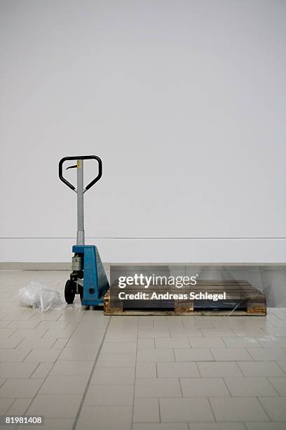 hand powered pallet truck with an empty pallet - pallet jack stock pictures, royalty-free photos & images