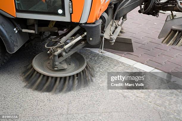 a street cleaning machine - street sweeper - fotografias e filmes do acervo