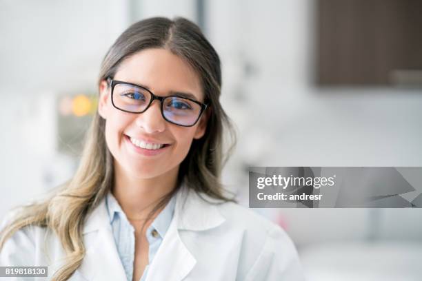 portret van een gelukkig arts in het ziekenhuis - female doctor portrait stockfoto's en -beelden