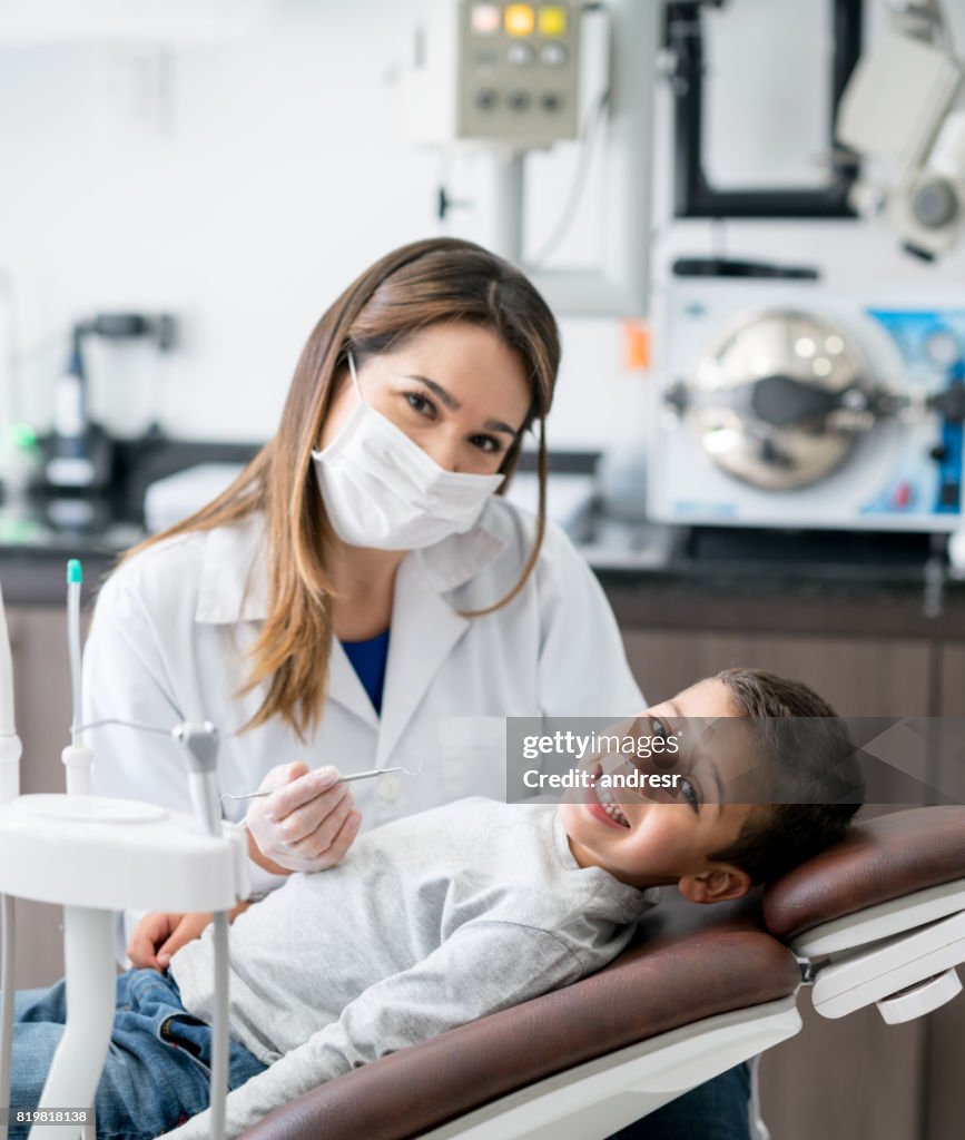 Heureux petit garçon dans le dentiste