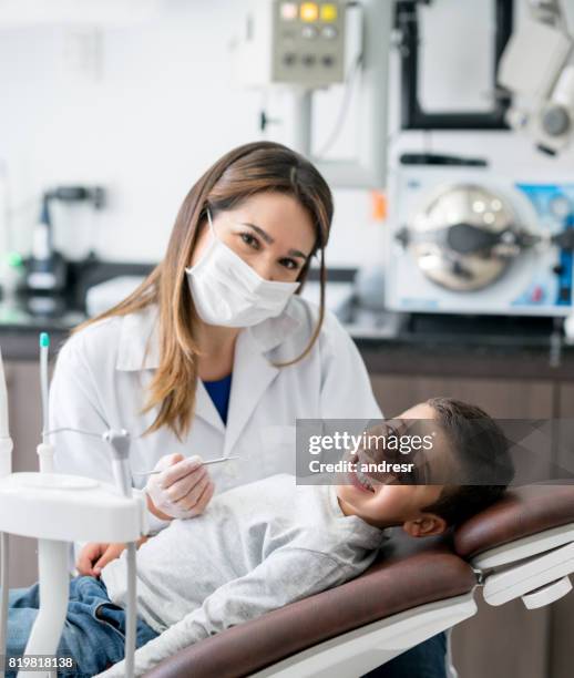 ragazzo felice dal dentista - dentista bambini foto e immagini stock