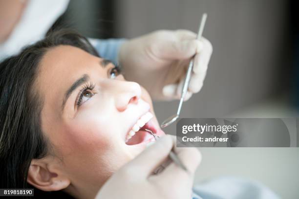 ritratto di donna dal dentista - denti foto e immagini stock