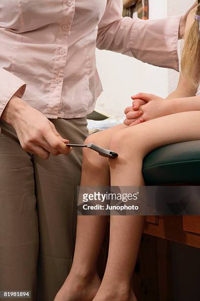 a doctor checking a young patient?s reflex, knee - människoknä bildbanksfoton och bilder