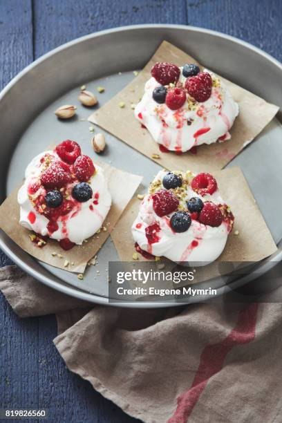 pavlova dessert with berries - raspberry syrup stock pictures, royalty-free photos & images