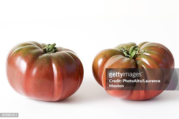two heirloom tomatoes, close-up - tomate freisteller stock-fotos und bilder