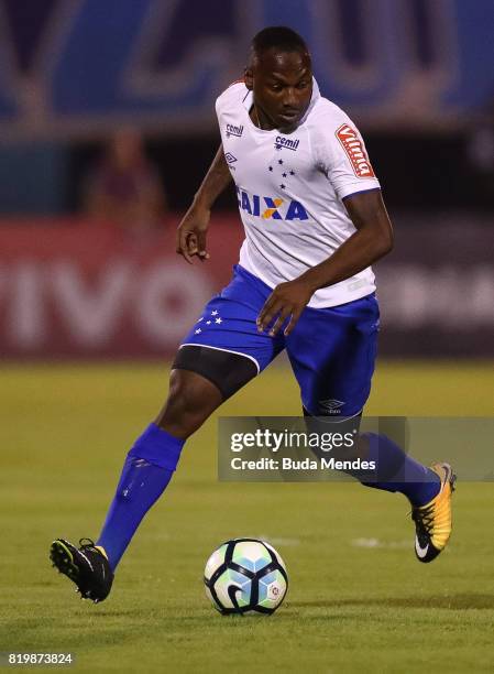 Sassa of Cruzeiro controls the ball during a match between Fluminense and Cruzeiro as part of Brasileirao Series A 2017 at Giulite Coutinho Stadium...