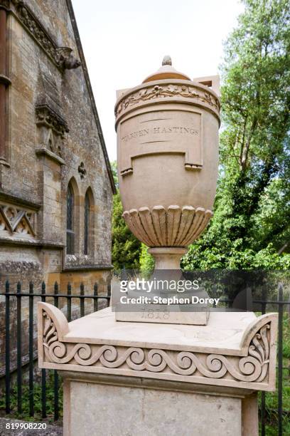 the tomb of warren hastings (died 1818) at st peter's church in the cotswold village of daylesford, gloucestershire uk - daylesford stockfoto's en -beelden