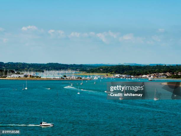 monding van de rivier hamble, england - the solent stockfoto's en -beelden