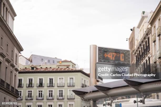heat wave in the city center of madrid, spain - calor fotografías e imágenes de stock