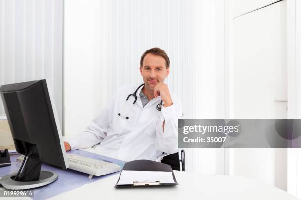 doctors office - general practitioner imagens e fotografias de stock