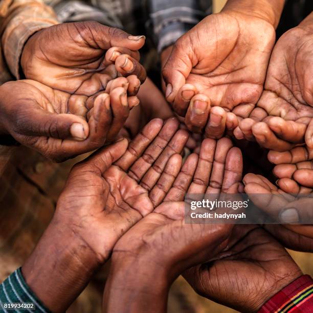 poor indian children asking for food, india - child labor stock pictures, royalty-free photos & images