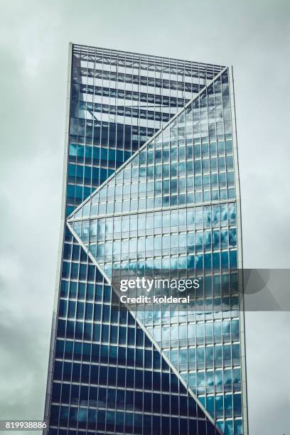 parisian la défense business district office buildings - louvre piramide stockfoto's en -beelden