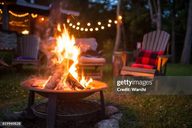 am späten abend am lagerfeuer bei einem schönen kanadischen chalet - summer canada stock-fotos und bilder