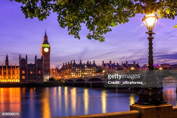illuminated big ben, portcullis house and westminster bridge at night - london night stock pictures, royalty-free photos & images