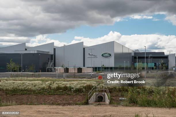 jaguar land rover engine manufacturing plant. - range rover stock pictures, royalty-free photos & images