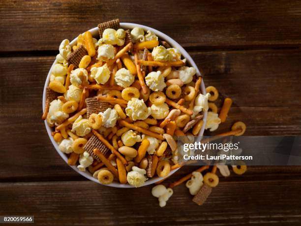 popcorn-snack-mix - snacks stock-fotos und bilder