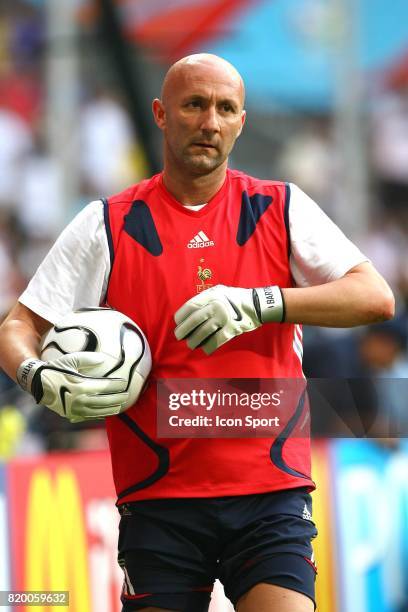 Fabien Barthez Shines in First France Training Session Alongside New Goalkeeper Guillaume Restes Fabien Barthez Shines in First France Training Session Alongside New Goalkeeper Guillaume Restes