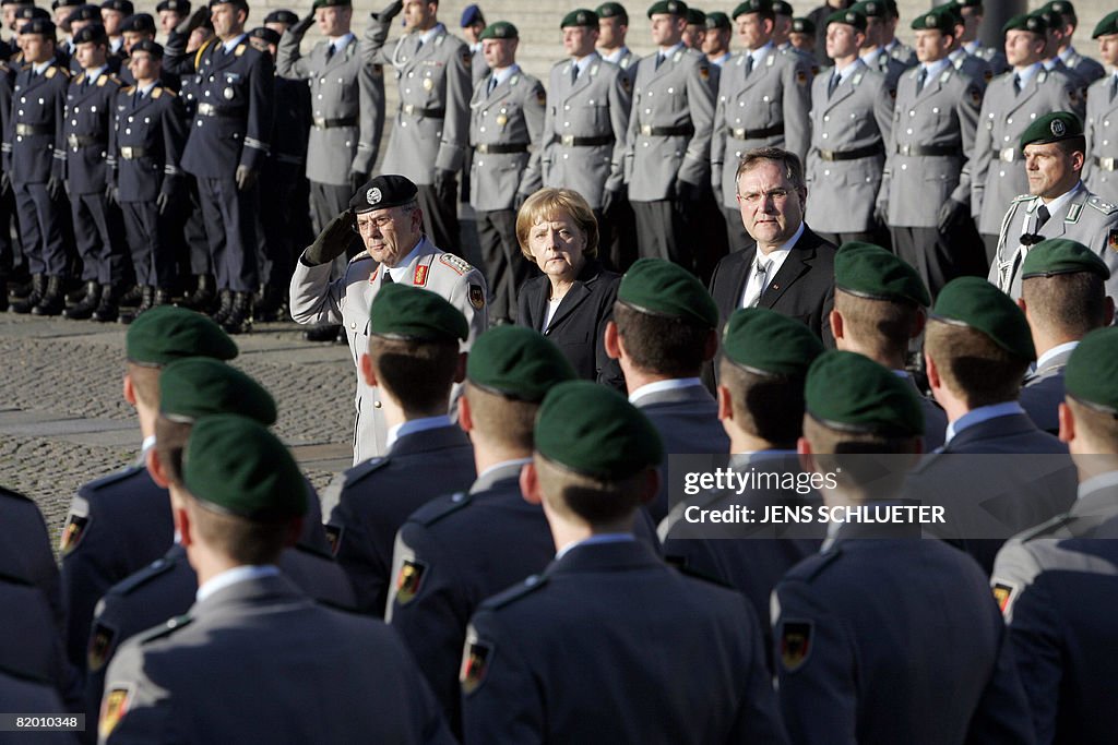 German Chancellor Angela Merkel (C), Def