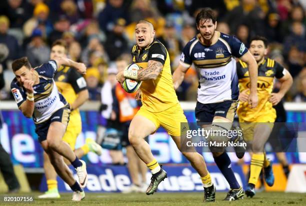 Perenara of the Hurricanes heads to the try line to score during the Super Rugby Quarter Final match between the Brumbies and the Hurricanes at...