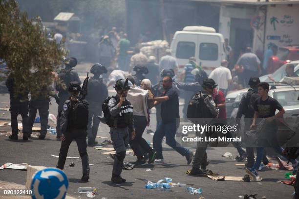 Palestinian worshippers clashes with Israeli forces, following prayers in Ras el-Amud Area outside the Old City on July 21, 2017 in Jerusalem,...