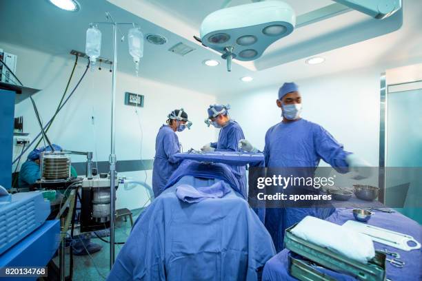 zusammenarbeit von chirurgen, chirurgische instrumentalist und anästhesist während des chirurgischen eingriffs. - schönheitsoperation stock-fotos und bilder