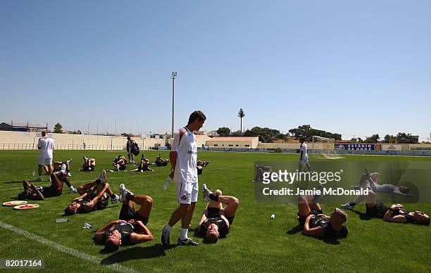 Sunderland manager Roy Keane talks with his players as they warm up during Sunderland training at the Estadio Da Nora on July 21, 2008 in Albufeira,...