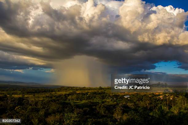 weather phenomenon - mushroom cloud - fotografias e filmes do acervo