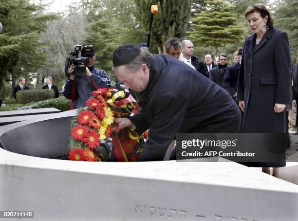 German President Horst Koehler lays a wreath at the grave of late Israeli Prime Minister Yitzhak Rabin in Jerusalem 01 February 2005. Koehler is on...