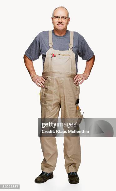 craftsman in overall, portrait - peto prenda de vestir fotografías e imágenes de stock