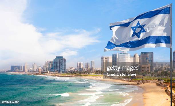 tel aviv küste mit israel flagge, israel - tel aviv stock-fotos und bilder