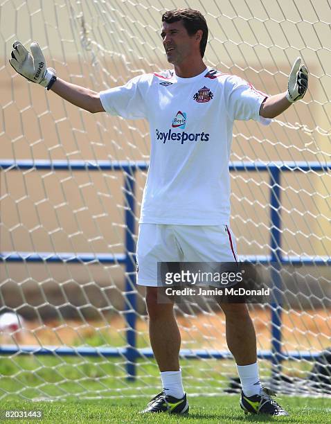Sunderland manager Roy Keane trys his hand in goal during Sunderland training at the Estadio Da Nora on July 22, 2008 in Albufeira, Portugal.