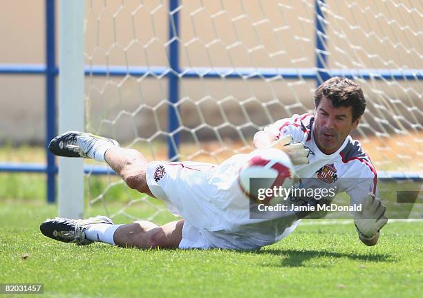 Sunderland manager Roy Keane trys his hand in goal during Sunderland training at the Estadio Da Nora on July 22, 2008 in Albufeira, Portugal.