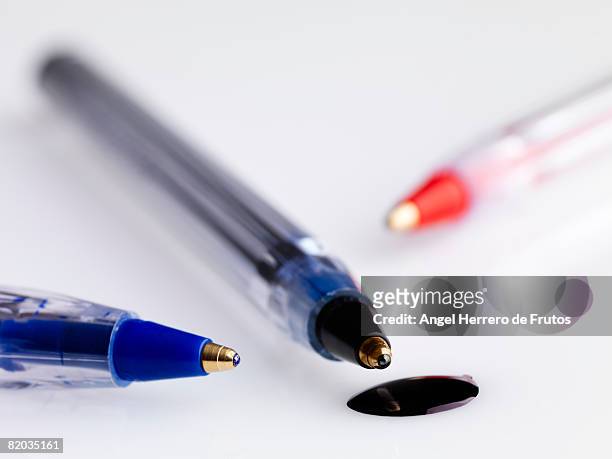 group of pens with black ink and very shallow dof. - angel herrero de frutos stock-fotos und bilder