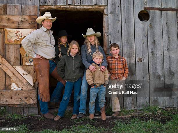 Retrato de família contra celeiro na grande madeira, Montana